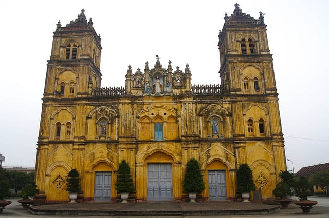 2048px-Cathedrale_Bui_Chu,_Nam_Dinh